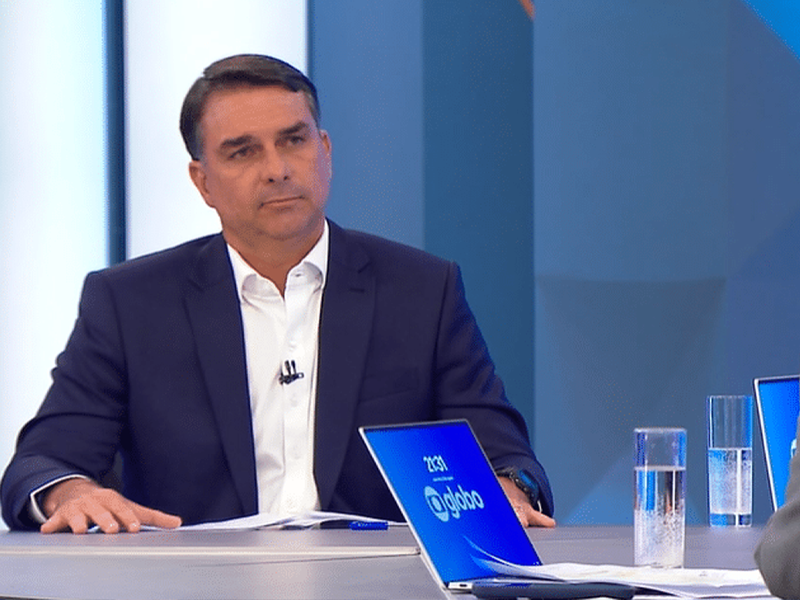 Flávio Bolsonaro almoça com cúpula da Globo horas antes de sabatina no Jornal Nacional