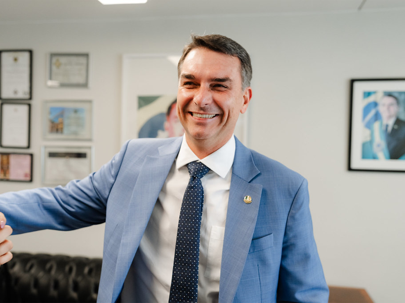 PF investiga empréstimo do BRB usado por Flávio Bolsonaro na compra de mansão de R$ 6 milhões
