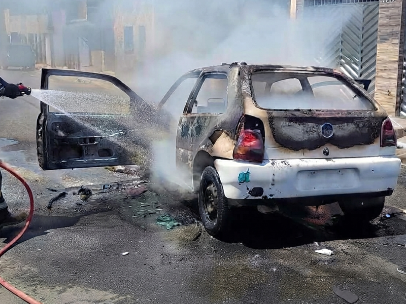 Corpo de Bombeiros combate incêndio em carro no bairro Franciscanos, em Juazeiro do Norte