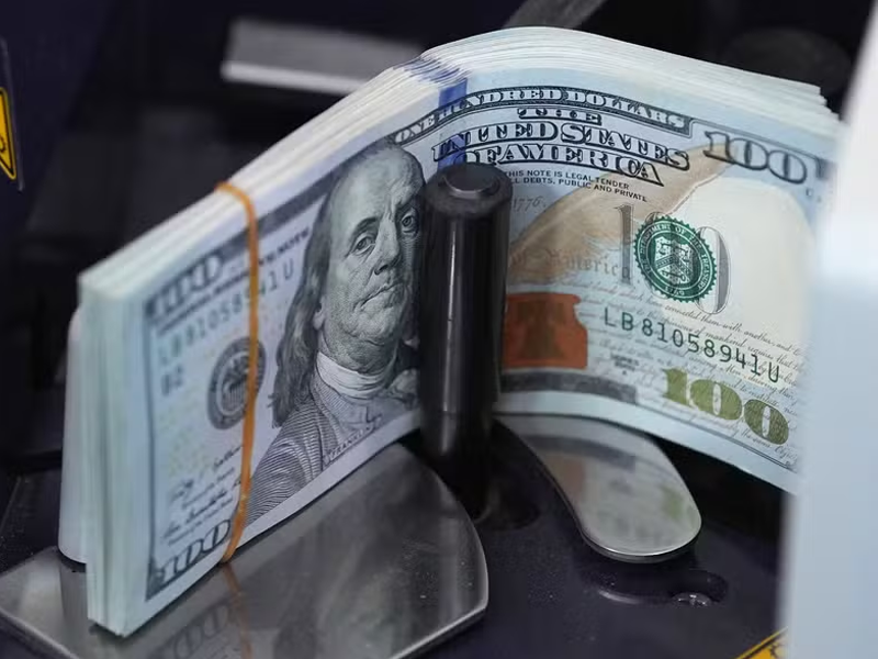 Ibovespa bate recorde e supera 209 mil pontos e dólar cai abaixo de R$ 5