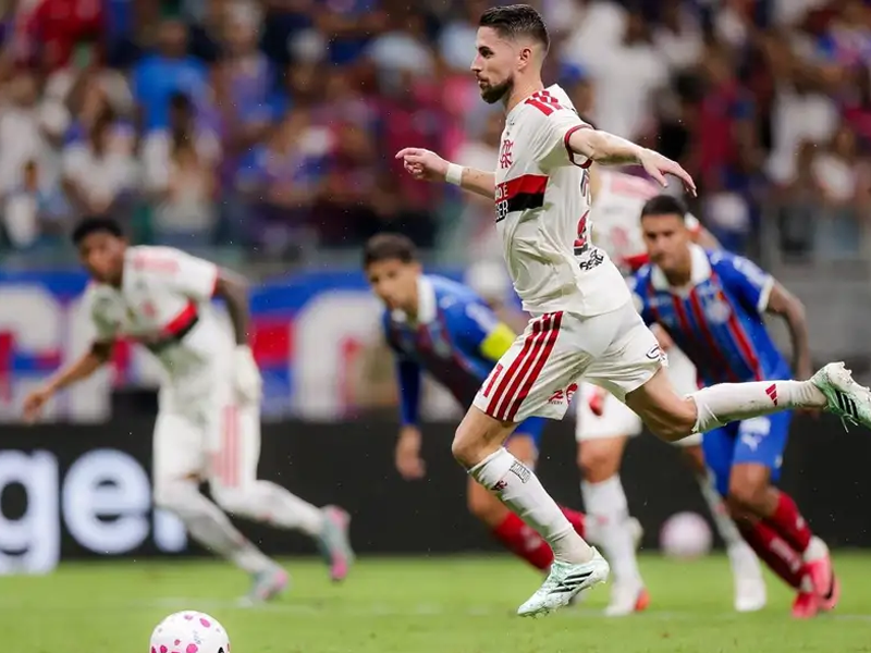 Flamengo vence Bahia por 3 a 0 e retoma liderança do Brasileirão